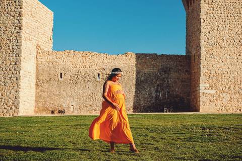 mulher-gestante-gavida-posando-em-no-jardim-do-castelo-de-ourem'