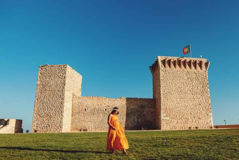 mulher-na-gavidez-posando-em-no-jardim-do-castelo-de-ourem'