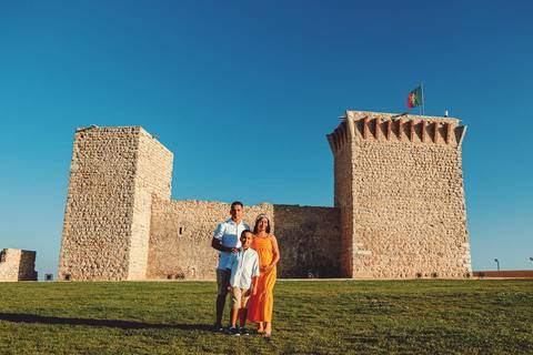 familia-pai-mãe-gravida-filho-posando-em-no-jardim-do-castelo-de-ourem'
