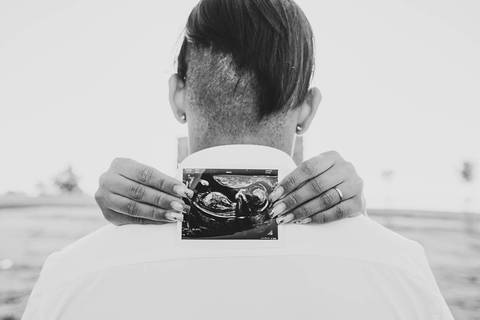 foto-de-ultrasom-nas-mãos-de-mae-gravida'