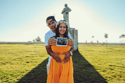 foto-de-ultrasom-nas-mãos-de-casal-gravidos'