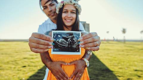 close-foto-de-ultrasom-nas-mãos-de-casal-gravidos'