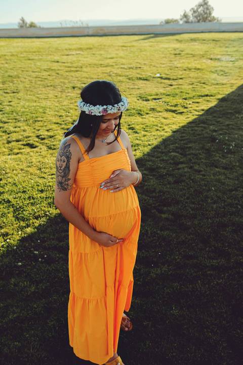 gravida-mãos-na-barriga-no-patio-do-castelo-de-ourem'