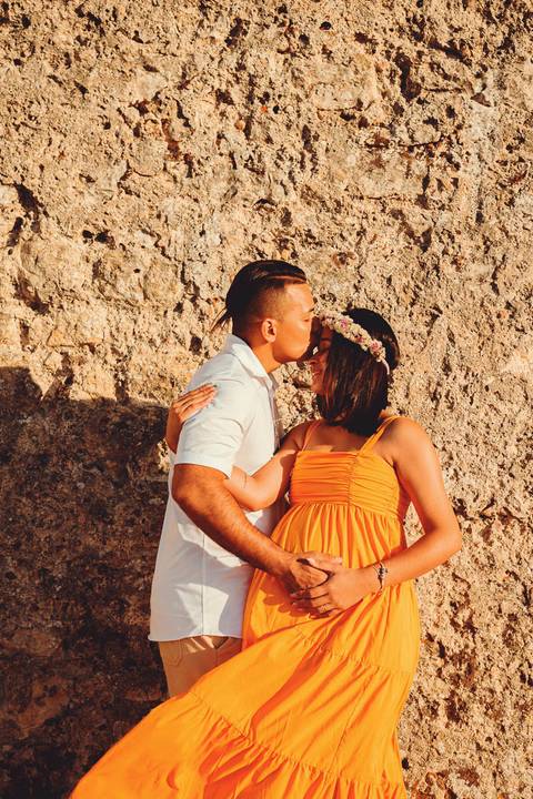 casal-gestante-se-abraçando-marido-beijando-testa-da-mulher'