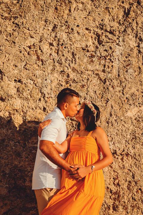 casal-gestante-se-beijando-marido-beijando-a-mulher'