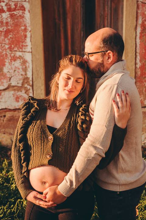 Casal grávido em trilha ao pôr do sol, luz dourada ambiente - Fotografia de gravidez Duo Capuano, Golegã'