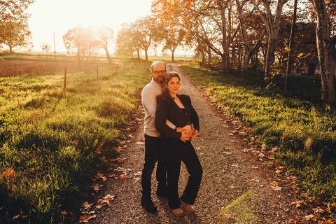 Casal grávido em trilha entre árvores com luz natural - Fotografia de gravidez profissional Duo Capuano, Golegã'