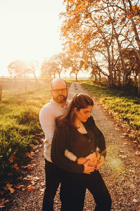 Mulher grávida com mão no abdômen em casa antiga estilo - Fotografia Duo Capuano, Golegã'
