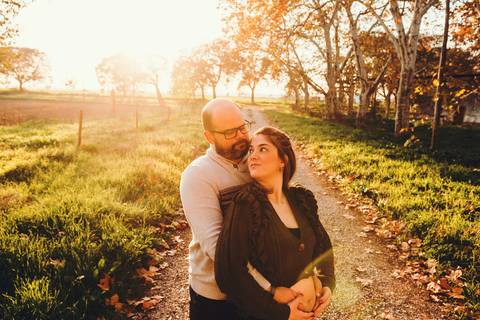 Casal grávido em trilha aberta no campo pôr do sol - Fotografia Duo Capuano, Golegã'