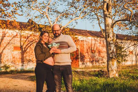 Casal grávido em trilha no campo luz pôr do sol dourada - Fotografia profissional Duo Capuano, Golegã'