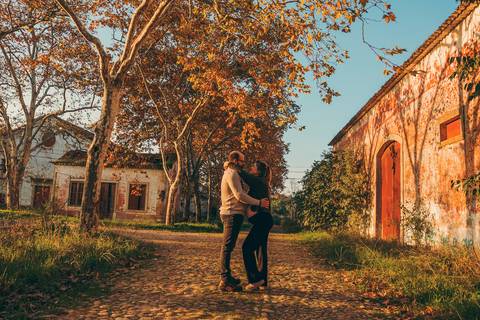 Mulher grávida em close-up com mão em barriga luz dourada - Fotografia Duo Capuano, Golegã'