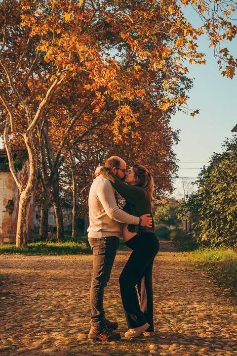 Casal em casa verde com detalhes de gravidez em interiores - Fotografia Duo Capuano, Golegã'