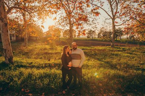 Casal grávido em casa cor de rosa com casal abraçado - Fotografia profissional Duo Capuano, Golegã'