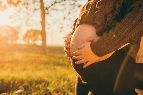Detalhe de casal grávido em interiores com mulher recostada - Fotografia Duo Capuano, Golegã'
