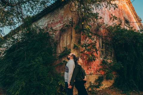Mulher grávida em close ao ar livre com barriga em destaque - Fotografia Duo Capuano, Golegã'