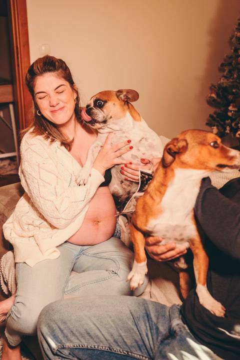 Mulher grávida em close-up com mão no abdômen - Fotografia profissional de gravidez Duo Capuano, Golegã'