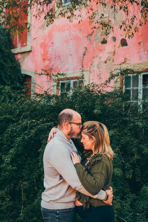 Casal grávido em ambiente com café em interiores - Fotografia profissional Duo Capuano, Golegã'