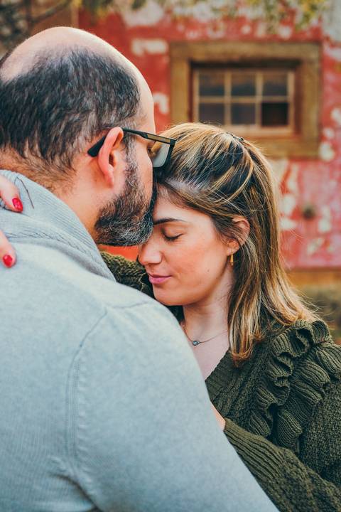 Casal grávido em caminho com casarão ao fundo ao pôr do sol - Fotografia Duo Capuano, Golegã'