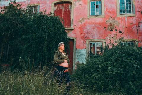 Casal grávido em trilha ao pôr do sol com luz dourada intensa - Fotografia Duo Capuano, Golegã'