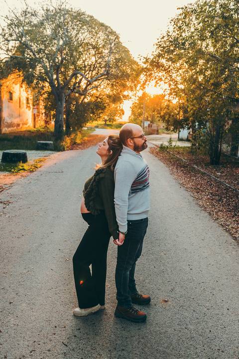 Mulher grávida em trilha natural em ambiente arbóreo ao ar livre - Fotografia Duo Capuano, Golegã'