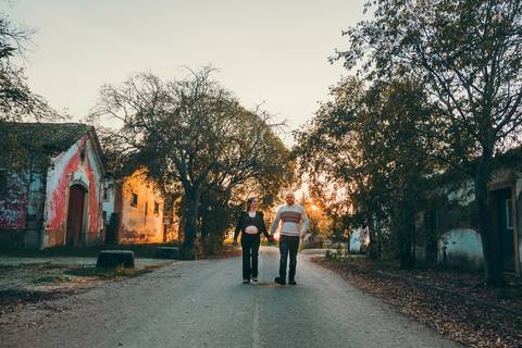 Casal grávido em trilha arbóreo ao pôr do sol paisagem natural - Fotografia Duo Capuano, Golegã'