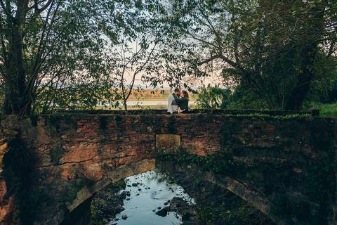 sessão fotográfica de grávida com mulher, marido, celebrando a gravidez. Na Quinta da Cardiga em Golegã no distrito de Santarém no por do sol.'