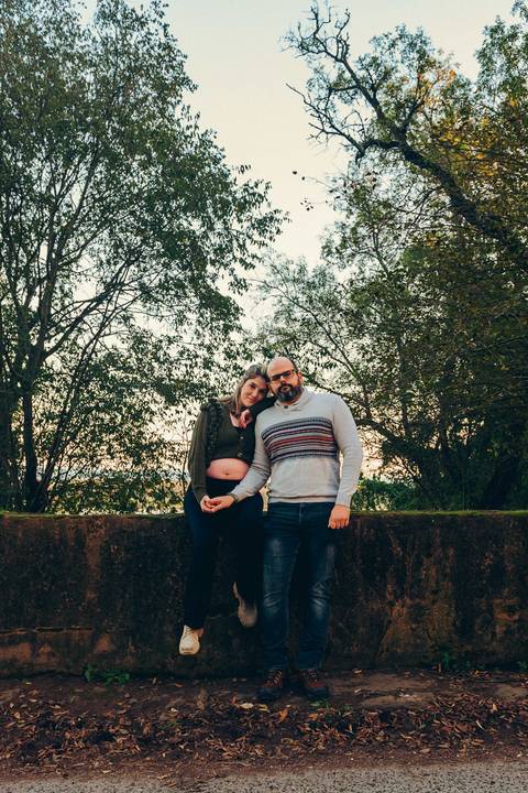 sessão fotográfica de grávida com mulher, marido, celebrando a gravidez. Na Quinta da Cardiga em Golegã no distrito de Santarém no por do sol.'