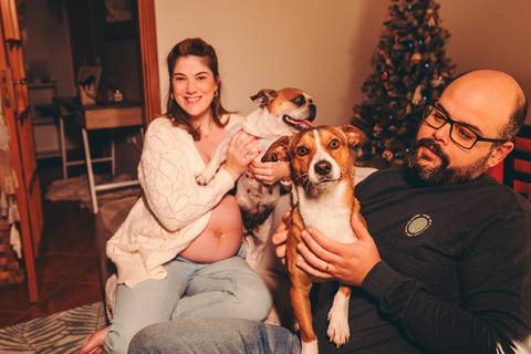 Mulher grávida em interiores aconchegantes com mão em barriga - Fotografia de maternidade Duo Capuano, Golegã'