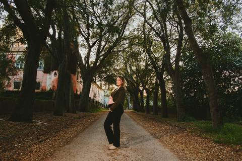 sessão fotográfica de grávida com mulher, marido, celebrando a gravidez. Na Quinta da Cardiga em Golegã no distrito de Santarém no por do sol.'