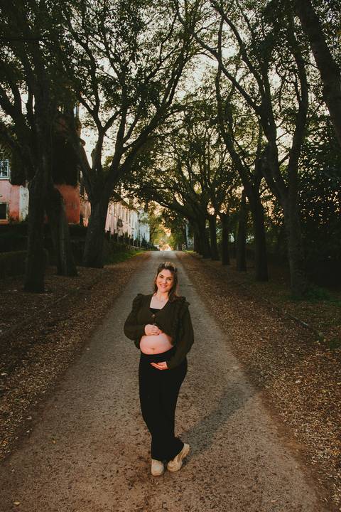 sessão fotográfica de grávida com mulher, marido, celebrando a gravidez. Na Quinta da Cardiga em Golegã no distrito de Santarém no por do sol.'