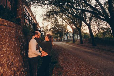 sessão fotográfica de grávida com mulher, marido, celebrando a gravidez. Na Quinta da Cardiga em Golegã no distrito de Santarém no por do sol.'