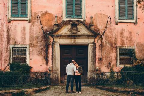 sessão fotográfica de grávida com mulher, marido, celebrando a gravidez. Na Quinta da Cardiga em Golegã no distrito de Santarém no por do sol.'