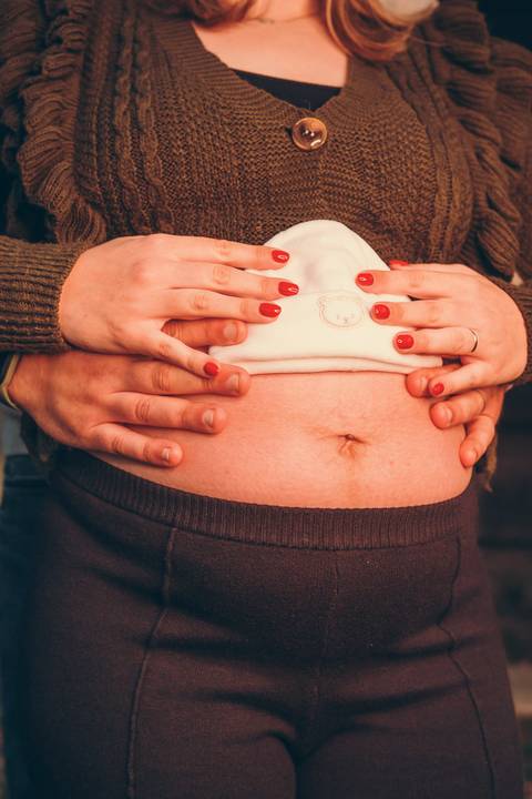 sessão fotográfica de grávida com mulher, marido, celebrando a gravidez. Na Quinta da Cardiga em Golegã no distrito de Santarém no por do sol.'