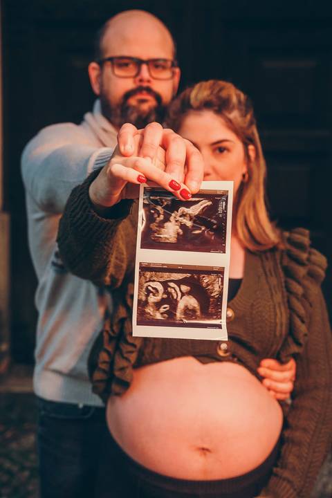 sessão fotográfica de grávida com mulher, marido, celebrando a gravidez. Na Quinta da Cardiga em Golegã no distrito de Santarém no por do sol.'