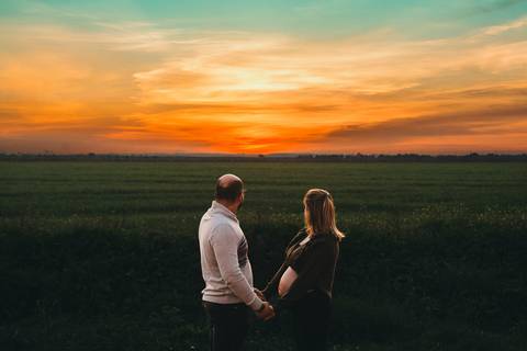 sessão fotográfica de grávida com mulher, marido, celebrando a gravidez. Na Quinta da Cardiga em Golegã no distrito de Santarém no por do sol.'