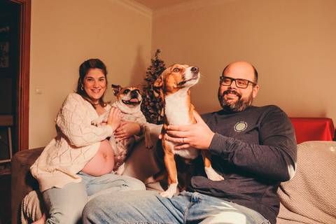 Casal grávido em interiores com pose aconchegante - Fotografia de gravidez profissional Duo Capuano, Golegã'