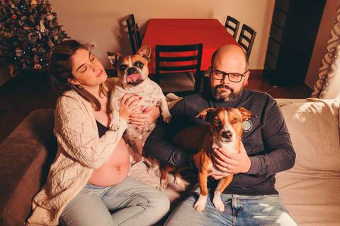 Casal grávido em interior aconchegante com pose romântica - Fotografia de gravidez Duo Capuano, Golegã'