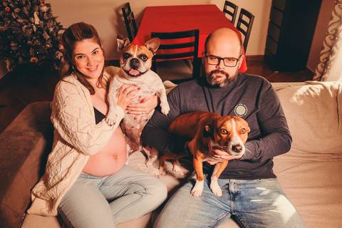 Mulher grávida com barriga de destaque entre árvores - Fotografia outdoor de gravidez Duo Capuano, Golegã'