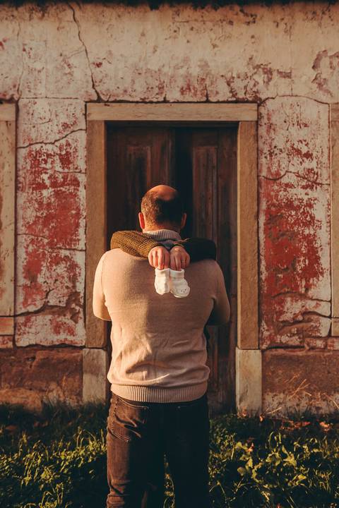 Mulher grávida em pé em frente a casa antiga em estilo - Fotografia de gravida Duo Capuano, Golegã'