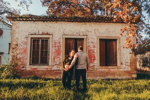 Mulher grávida com mão no ventre em close-up profissional - Fotografia de gravida Duo Capuano, Golegã'