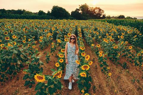 Retrato em corpo inteiro com cabelos ao vento em trilha - Fotografia Duo Capuano, Riachos'