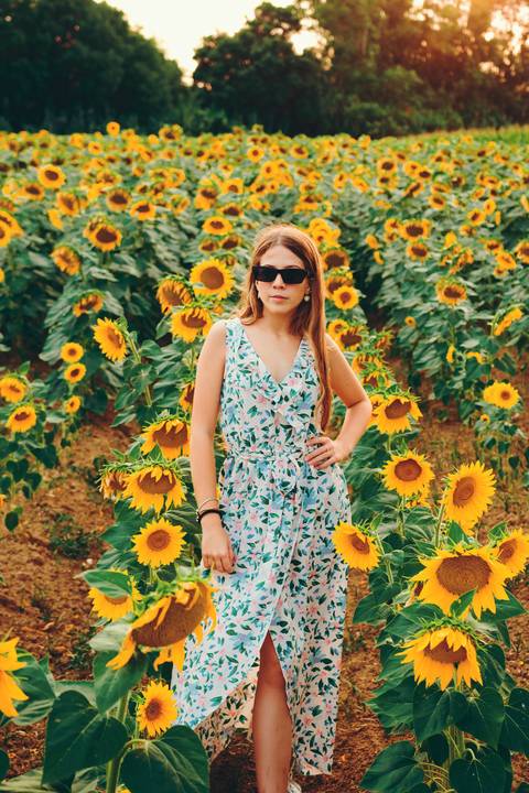 Mulher em retrato corpo inteiro com cabelo ao vento em campo - Fotografia Duo Capuano, Riachos'