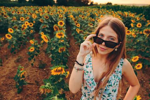 Detalhe de mãos com unhas manicuradas em trilha - Fotografia profissional Duo Capuano, Riachos'