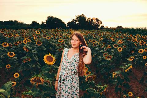 Detalhe de mãos com anel em girassol amarelo - Fotografia profissional Duo Capuano, Riachos'