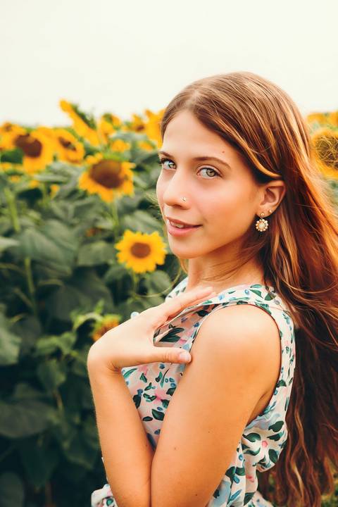 Retrato em sorriso natural com expressão descontraída em campo - Fotografia Duo Capuano, Riachos'