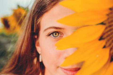 Close-up artístico com parte do rosto coberto por girassol - Fotografia profissional Duo Capuano, Riachos'
