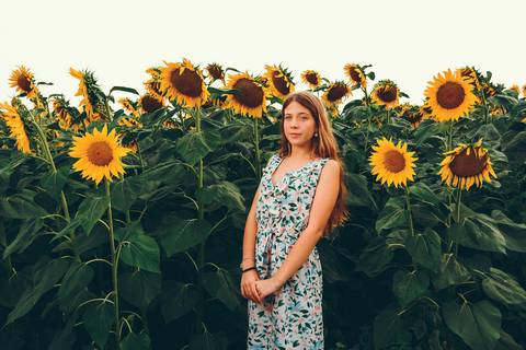 Retrato em ambiente natural com flores ao fundo - Fotografia de sess\u00e3o individual Duo Capuano, Riachos'