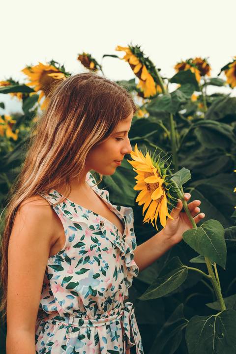 Pose em pé com mão no cabelo em retrato natural - Fotografia profissional Duo Capuano, Riachos'