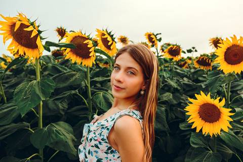Mulher em corpo inteiro com óculos de sol em pose descontraída - Fotografia Duo Capuano, Riachos'