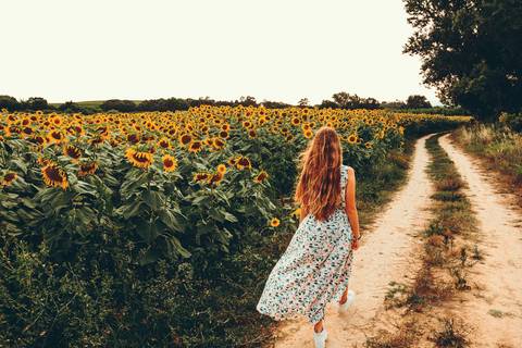 Retrato em estilo fashion com cabelo ao vento e expressão natural - Fotografia de sess\u00e3o Duo Capuano, Riachos'